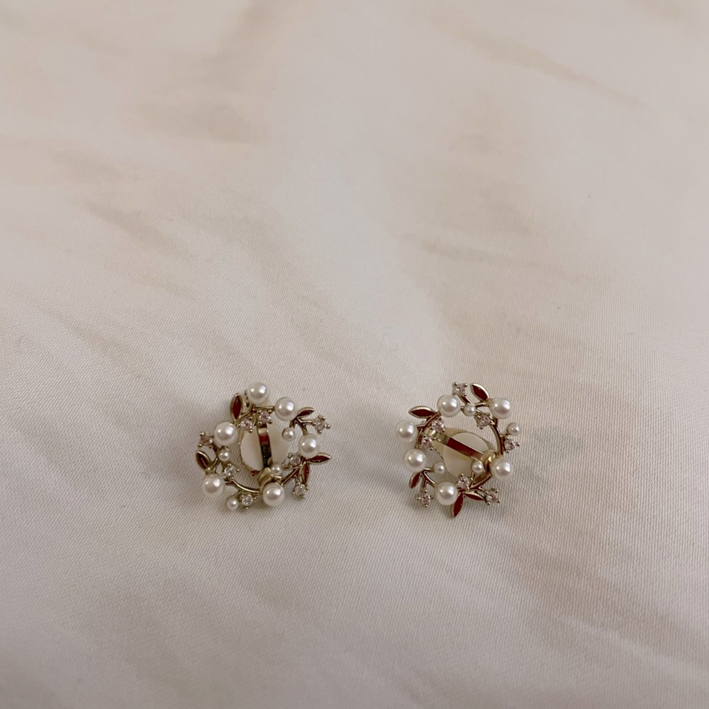 light gold faux pearl clip on
